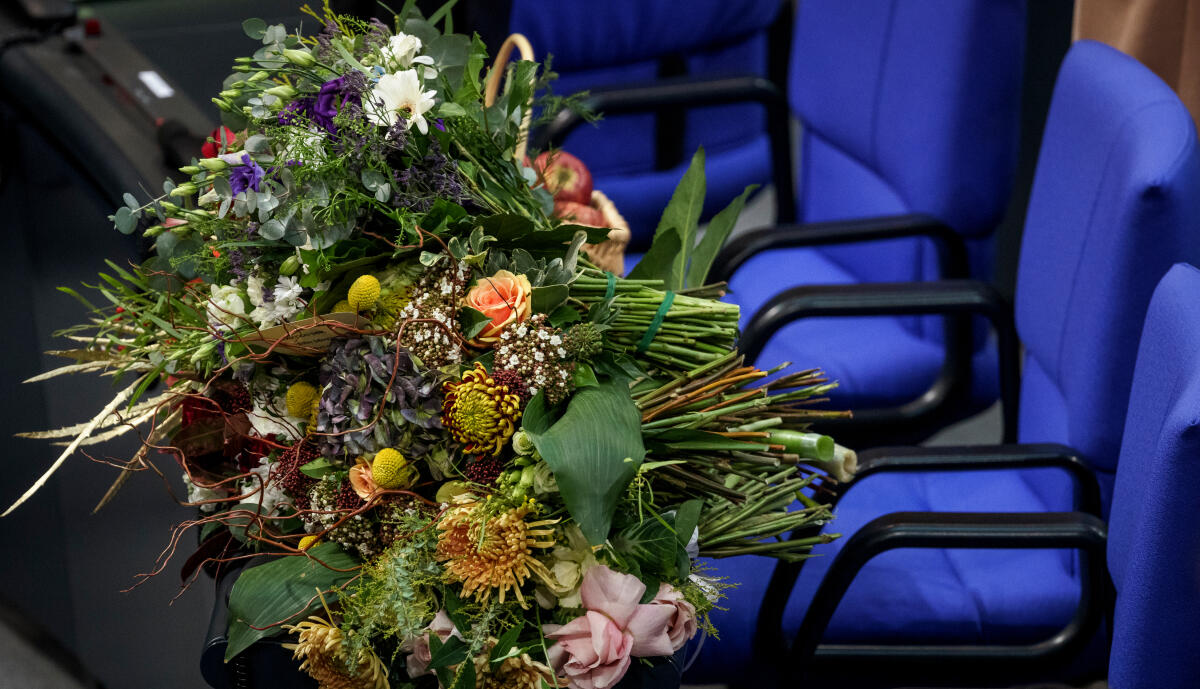  Wahl und Eidesleistung des Bundeskanzlers Olaf Scholz, SPD, MdB. Blick auf die Blumensträuße zur Gratulation.