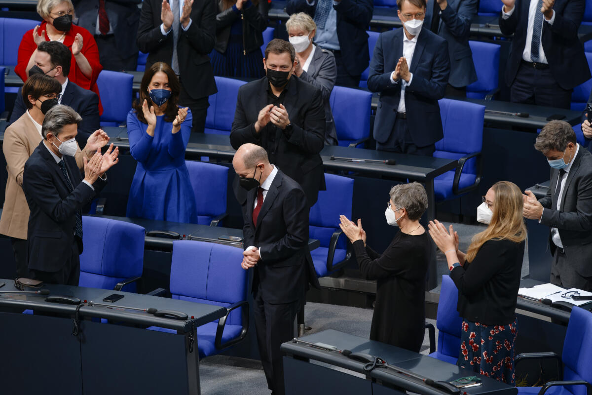 Scholz, Olaf Bundeskanzler Olaf Scholz (SPD) kurz nach seiner Wahl zum Bundeskanzler während der 5. Sitzung des Deutschen Bundestages für die 20. Wahlperiode.