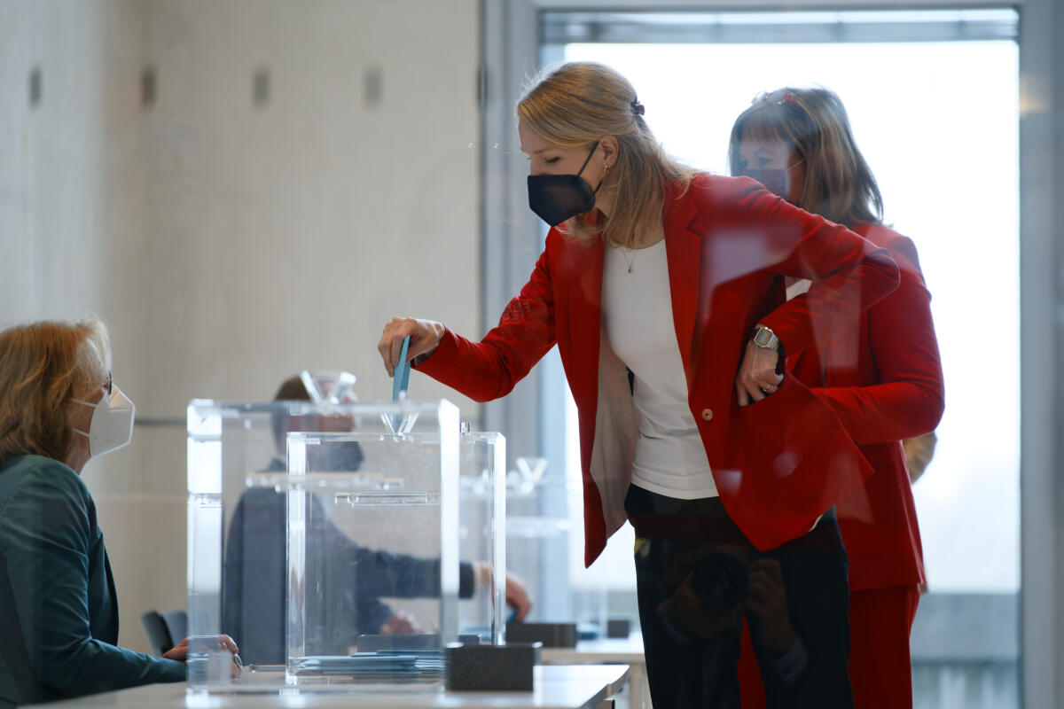 Eine Abgeordnete wirft einen Stimmzettel zur Wahl des Bundeskanzlers in die Wahlurne, während der 5. Sitzung des Deutschen Bundestages für die 20. Wahlperiode. Eine Abgeordnete wirft einen Stimmzettel zur Wahl des Bundeskanzlers in die Wahlurne, während der 5. Sitzung des Deutschen Bundestages für die 20. Wahlperiode.