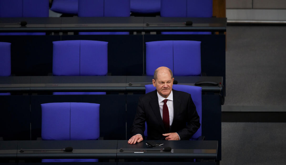 Scholz, Olaf Bundeskanzler Olaf Scholz (SPD) kurz nach seiner Vereidigung zum Bundeskanzler nimmt zum ersten Mal auf dem Kanzlersitz Platz während der 5. Sitzung des Deutschen Bundestages für die 20. Wahlperiode.