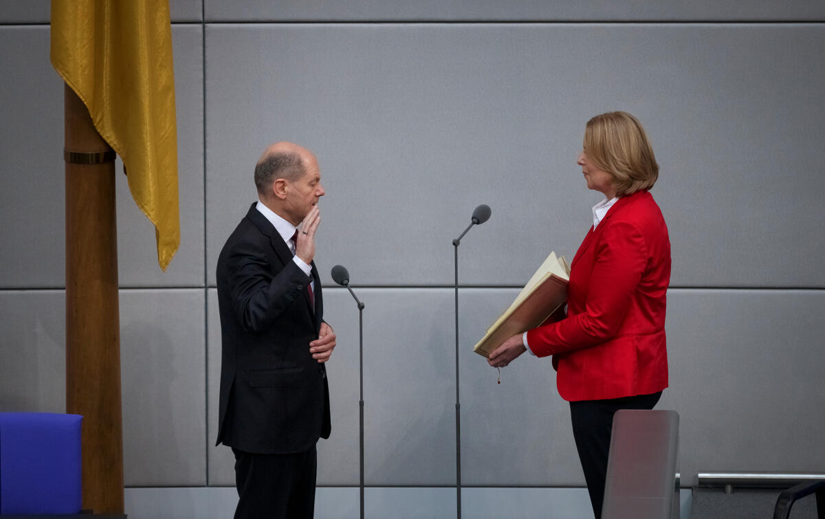 Scholz, Olaf; Bas, Bärbel Wahl und Vereidigung des Bundeskanzlers.; Eidesleistung des Bundeskanzlers Olaf Scholz (l), SPD, MdB, vor der Bundestagspräsidentin Bärbel Bas (r), SPD und den Abgeordneten im Plenarsaal.