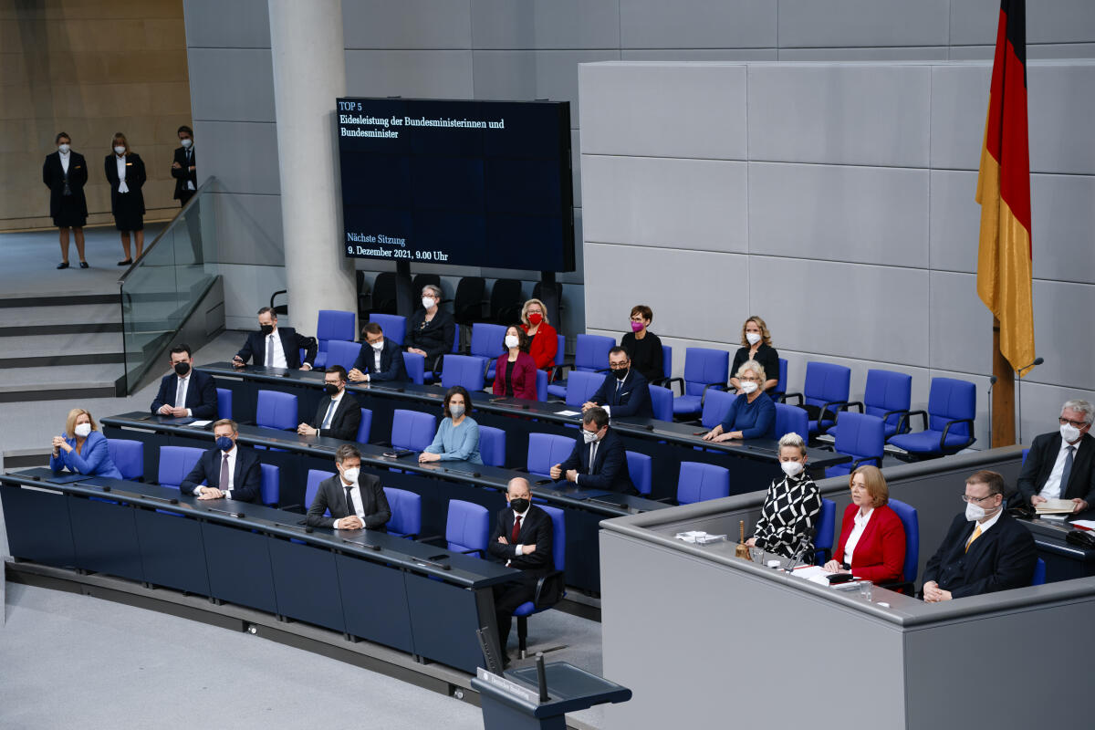 Übersicht mit neuer Regierungsbank während der 5. Sitzung des Deutschen Bundestages für die 20. Wahlperiode. Bas, Bärbel; Habeck, Robert; Faeser, Nancy; Baerbock, Annalena; Buschmann, Marco; Heil, Hubertus; Lambrecht, Christine; Özdemir, Cem; Spiegel, Anne; Lauterbach, Karl; Wissing, Volker; Lemke, Steffi; Stark-Watzinger, Bettina; Schulze, Svenja; Geywitz, Klara; Schmidt, Wolfgang Übersicht mit neuer Regierungsbank während der 5. Sitzung des Deutschen Bundestages für die 20. Wahlperiode.