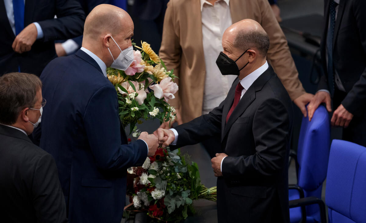 Scholz, Olaf; Brinkhaus, Ralph Wahl und Vereidigung des Bundeskanzlers. Vorsitzender der CDU/CSU-Bundestagsfraktion Ralph Brinkhaus (l), MdB, gratuliert Olaf Scholz (r), SPD, MdB, zur Wahl zum Bundeskanzler.