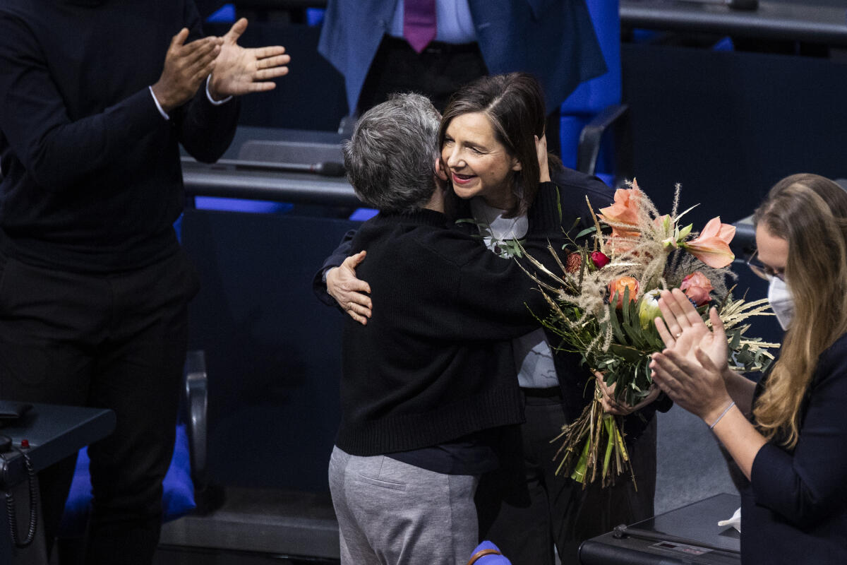 Katrin Göring-Eckardt (mit Blumenstrauß), Bündnis 90/Die Grünen, MdB, bei ihrer Wahl zur Bundestagsvizepräsidentin. Göring-Eckardt, Katrin Katrin Göring-Eckardt (mit Blumenstrauß), Bündnis 90/Die Grünen, MdB, bei ihrer Wahl zur Bundestagsvizepräsidentin.