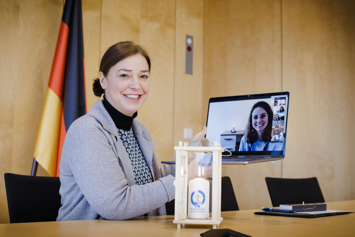 Vizepräsidentin des Deutschen Bundestages Yvonne Magwas, CDU/CSU, MdB, nimmt das Friedenslicht aus Bethlehem durch den Ring deutscher Pfadfinder im Rahmen einer Zoom-Videokonferenz digital entgegen. Magwas, Yvonne Vizepräsidentin des Deutschen Bundestages Yvonne Magwas, CDU/CSU, MdB, nimmt das Friedenslicht aus Bethlehem durch den Ring deutscher Pfadfinder im Rahmen einer Zoom-Videokonferenz digital entgegen.