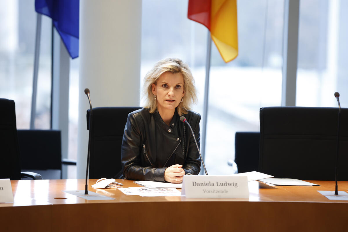 Der Ausschuss für Wahlprüfung, Immunität und Geschäftsordnung konstituiert sich. Vorsitzende ist Daniela Ludwig, CDU/CSU, MdB. Ludwig, Daniela Der Ausschuss für Wahlprüfung, Immunität und Geschäftsordnung konstituiert sich. Vorsitzende ist Daniela Ludwig, CDU/CSU, MdB.
