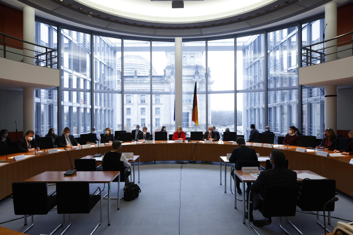 Der Ausschuss für Wahlprüfung, Immunität und Geschäftsordnung konstituiert sich. Blick in den Saal. Der Ausschuss für Wahlprüfung, Immunität und Geschäftsordnung konstituiert sich. Blick in den Saal.