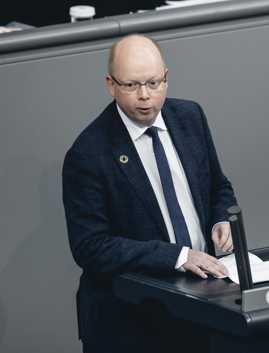 Stefan Seidler, fraktionslos, MdB, hält eine Rede im Deutschen Bundestag im Rahmen der Debatte zur Regierungserklärung. Seidler, Stefan Stefan Seidler, fraktionslos, MdB, hält eine Rede im Deutschen Bundestag im Rahmen der Debatte zur Regierungserklärung.