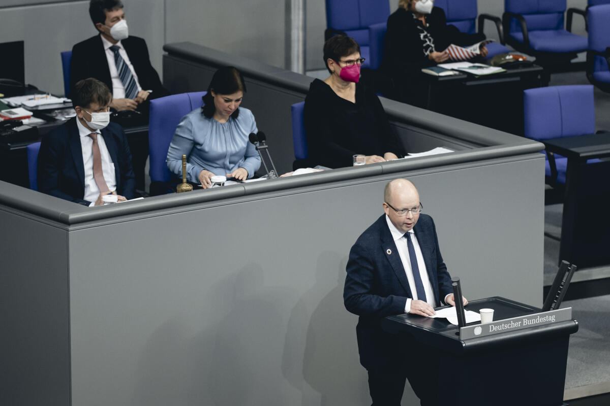 Stefan Seidler, fraktionslos, MdB, hält eine Rede im Deutschen Bundestag im Rahmen der Debatte zur Regierungserklärung. Seidler, Stefan Stefan Seidler, fraktionslos, MdB, hält eine Rede im Deutschen Bundestag im Rahmen der Debatte zur Regierungserklärung.
