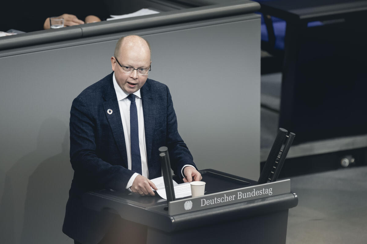 Stefan Seidler, fraktionslos, MdB, hält eine Rede im Deutschen Bundestag im Rahmen der Debatte zur Regierungserklärung. Seidler, Stefan Stefan Seidler, fraktionslos, MdB, hält eine Rede im Deutschen Bundestag im Rahmen der Debatte zur Regierungserklärung.