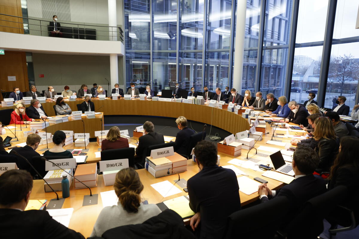 Der Haushaltsausschuss konstituiert sich. Blick in den Saal. Der Haushaltsausschuss konstituiert sich. Blick in den Saal.