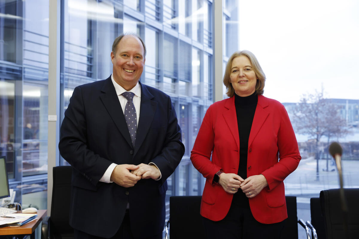 Bundestagspräsidentin Bärbel Bas (r), SPD, MdB, konstituiert den Haushaltsausschuss. Vorsitzender ist Dr. Helge Braun (l), CDU/CSU, MdB. Braun, Helge; Bas, Bärbel Bundestagspräsidentin Bärbel Bas (r), SPD, MdB, konstituiert den Haushaltsausschuss. Vorsitzender ist Dr. Helge Braun (l), CDU/CSU, MdB.