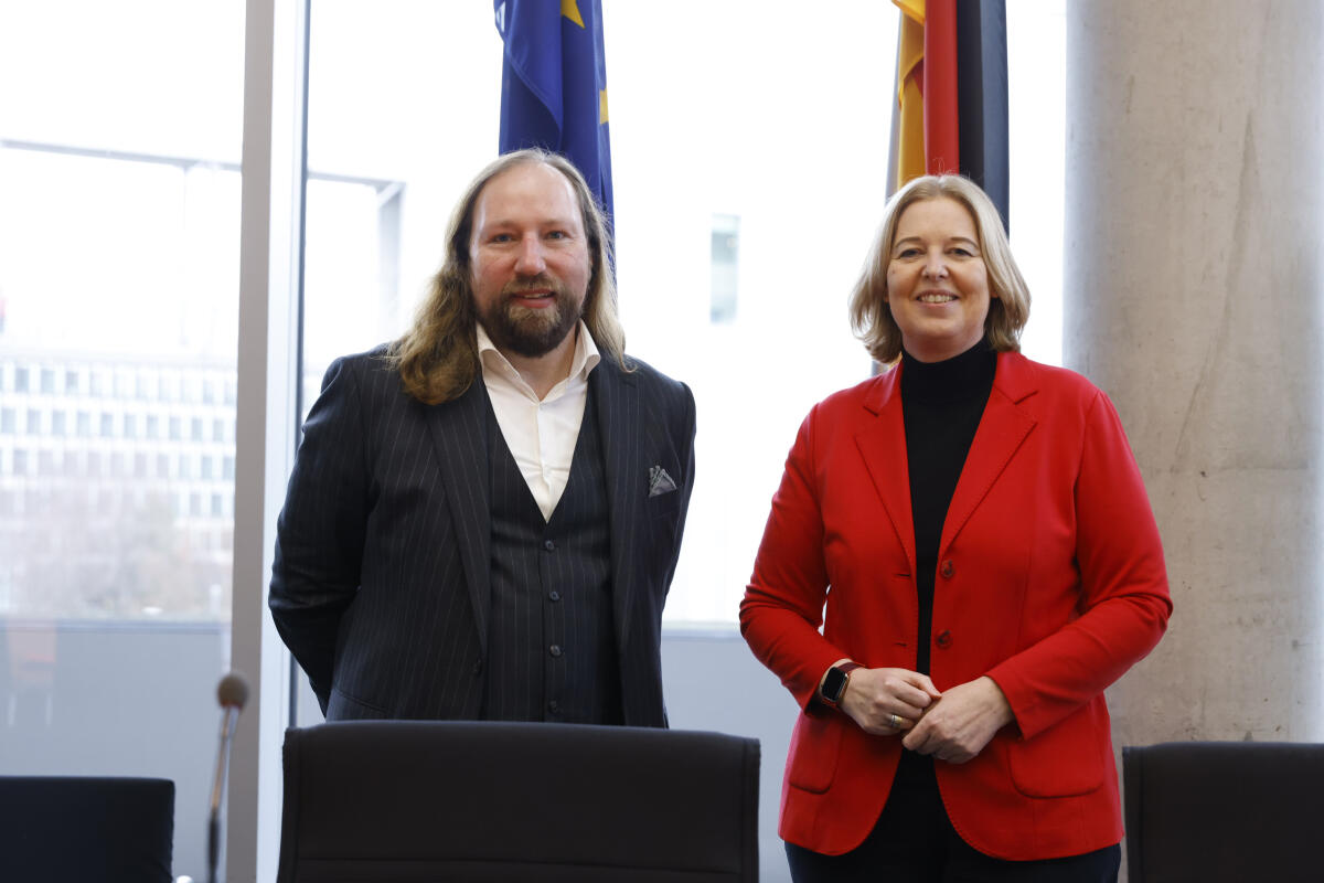 Bundestagspräsidentin Bärbel Bas (r), SPD, MdB, konstituiert den Ausschuss für die Angelegenheiten der Europäischen Union. Vorsitzender ist Dr. Anton Hofreiter (l), Bündnis 90/Die Grünen, MdB. Hofreiter, Anton; Bas, Bärbel Bundestagspräsidentin Bärbel Bas (r), SPD, MdB, konstituiert den Ausschuss für die Angelegenheiten der Europäischen Union. Vorsitzender ist Dr. Anton Hofreiter (l), Bündnis 90/Die Grünen, MdB.