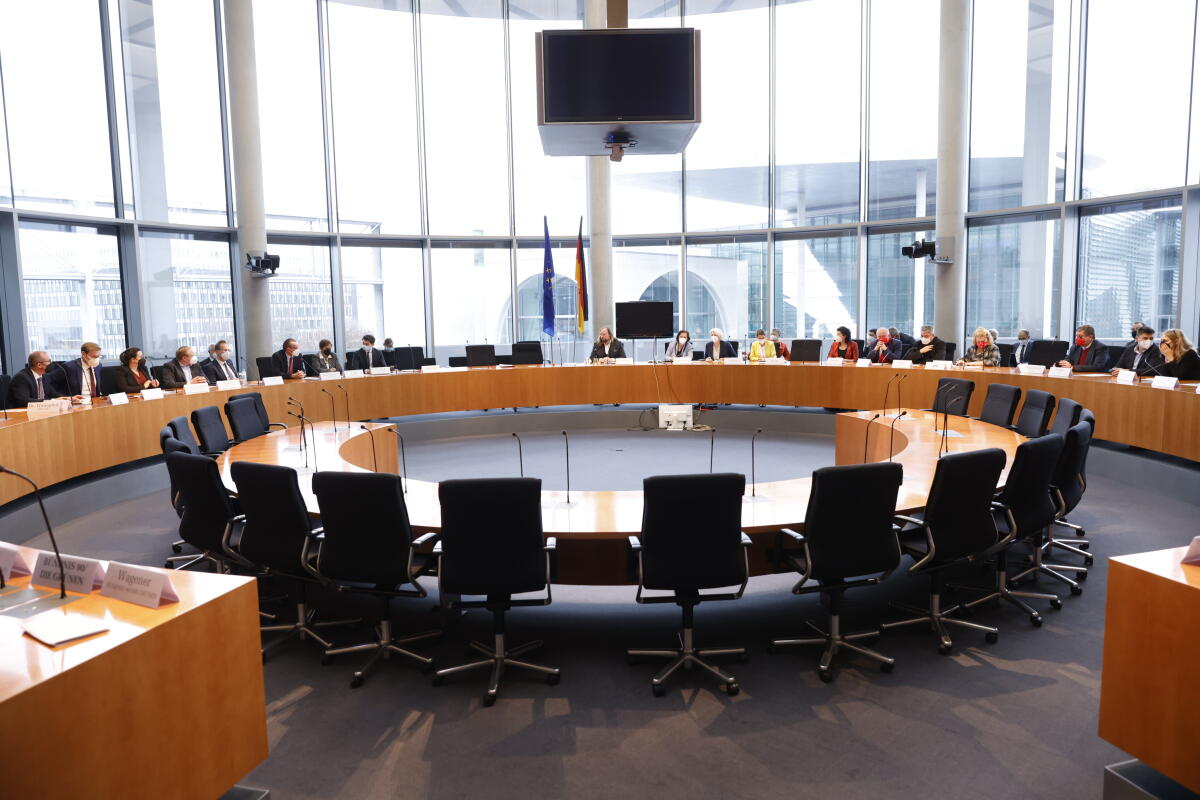 Der Ausschuss für die Angelegenheiten der Europäischen Union konstituiert sich. Blick in den Saal. Der Ausschuss für die Angelegenheiten der Europäischen Union konstituiert sich. Blick in den Saal.