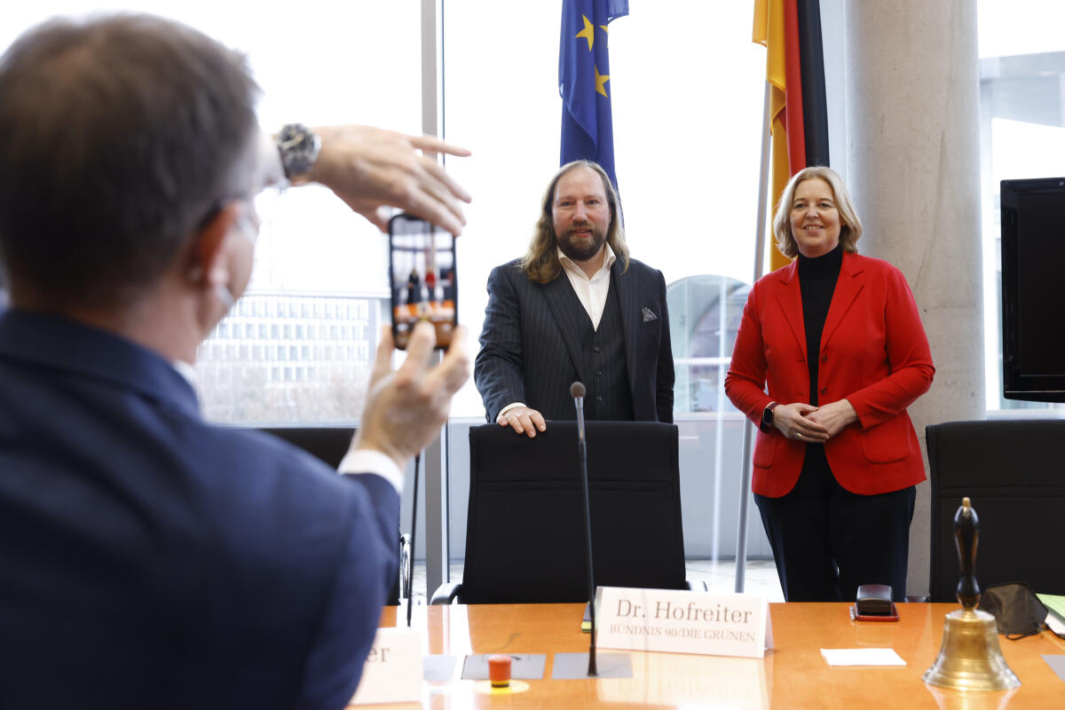 Bundestagspräsidentin Bärbel Bas (r), SPD, MdB, konstituiert den Ausschuss für die Angelegenheiten der Europäischen Union. Vorsitzender ist Dr. Anton Hofreiter (l), Bündnis 90/Die Grünen, MdB. Hofreiter, Anton; Bas, Bärbel Bundestagspräsidentin Bärbel Bas (r), SPD, MdB, konstituiert den Ausschuss für die Angelegenheiten der Europäischen Union. Vorsitzender ist Dr. Anton Hofreiter (l), Bündnis 90/Die Grünen, MdB.