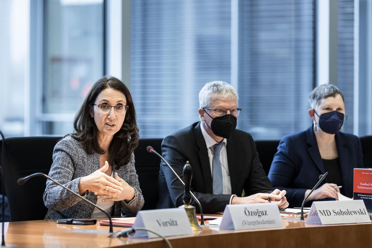 Bundestagsvizepräsidentin Aydan Özoğuz (l), SPD, MdB, konstituiert den Ausschuss für Menschenrechte und humanitäre Hilfe. Özoğuz, Aydan Bundestagsvizepräsidentin Aydan Özoğuz (l), SPD, MdB, konstituiert den Ausschuss für Menschenrechte und humanitäre Hilfe.
