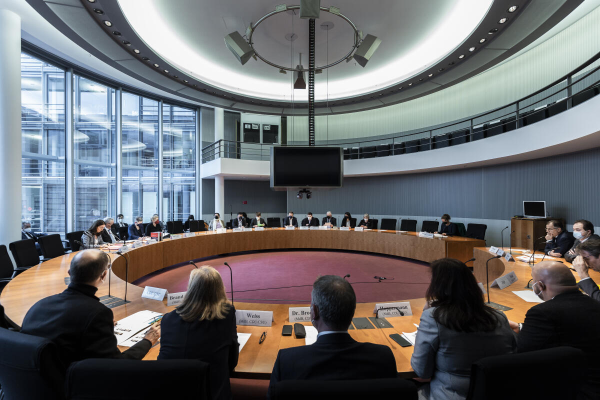 Der Ausschuss für Menschenrechte und humanitäre Hilfe konstituiert sich. Blick in den Saal. Der Ausschuss für Menschenrechte und humanitäre Hilfe konstituiert sich. Blick in den Saal.