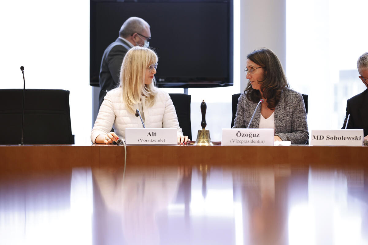 Bundestagsvizepräsidentin Aydan Özoğuz (r), SPD, MdB, konstituiert den Ausschuss für Menschenrechte und humanitäre Hilfe. Vorsitzende ist Renata Alt (l), FDP, MdB. Özoğuz, Aydan; Alt, Renata Bundestagsvizepräsidentin Aydan Özoğuz (r), SPD, MdB, konstituiert den Ausschuss für Menschenrechte und humanitäre Hilfe. Vorsitzende ist Renata Alt (l), FDP, MdB.