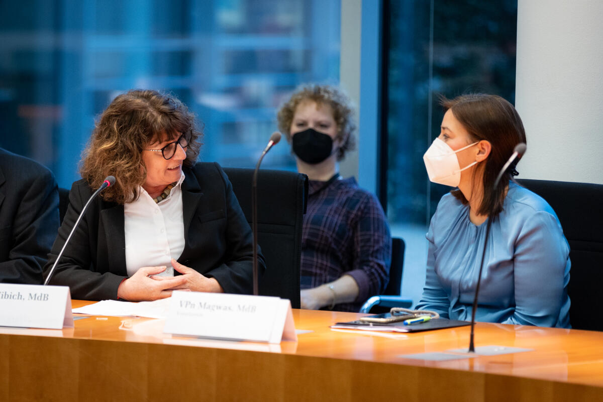Bundestagsvizepräsidentin Yvonne Magwas (r), CDU/CSU, MdB, übergibt den Vorsitz des Petitionsausschusses an Martina Stamm-Fibich (l), SPD, MdB. Magwas, Yvonne; Stamm-Fibich, Martina Bundestagsvizepräsidentin Yvonne Magwas (r), CDU/CSU, MdB, übergibt den Vorsitz des Petitionsausschusses an Martina Stamm-Fibich (l), SPD, MdB.