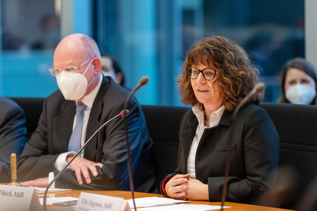 Martina Stamm-Fibich (r), SPD, MdB, ist Vorsitzende des Petitionsausschusses. Stamm-Fibich, Martina Martina Stamm-Fibich (r), SPD, MdB, ist Vorsitzende des Petitionsausschusses.