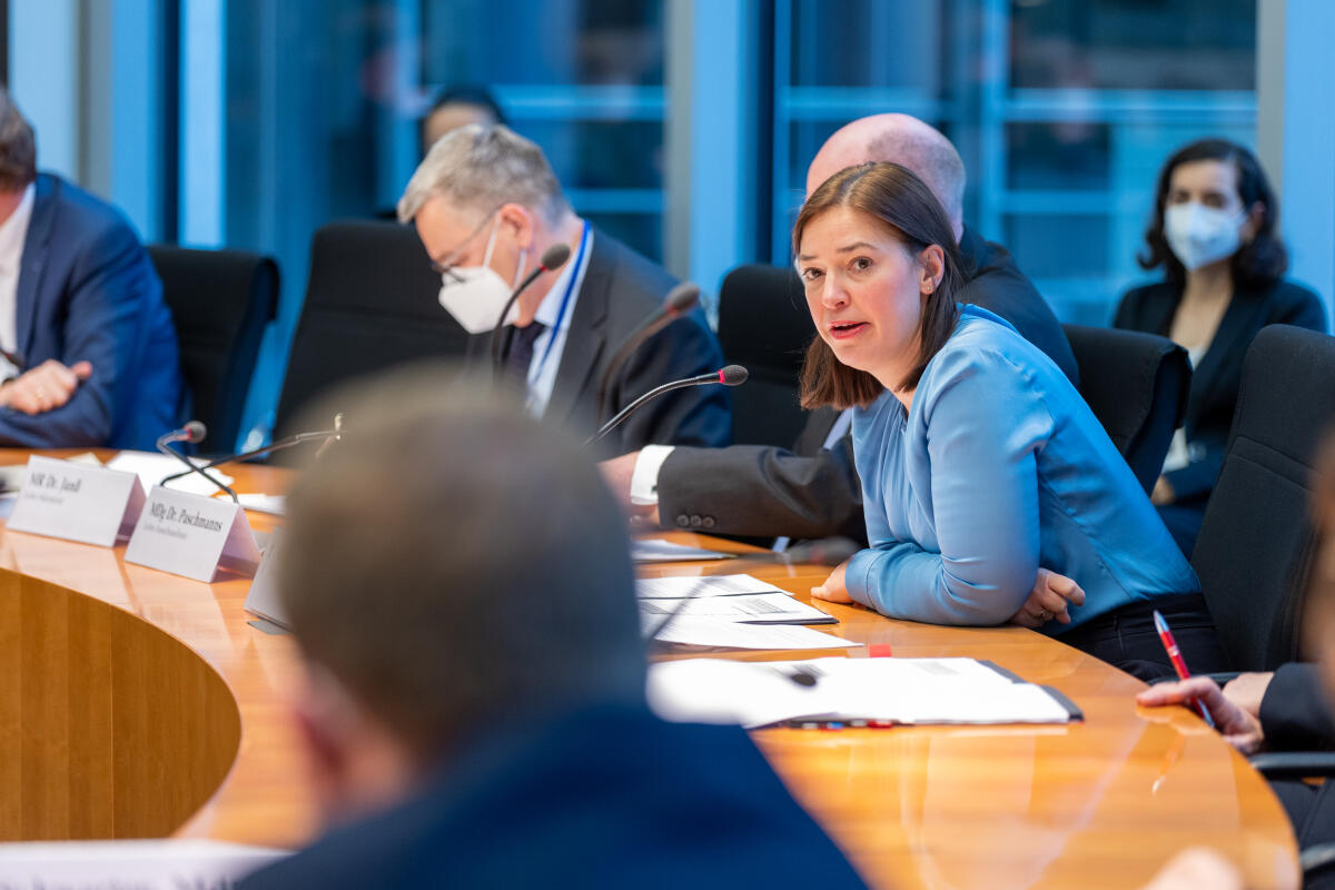 Bundestagsvizepräsidentin Yvonne Magwas (r), CDU/CSU, MdB, übergibt den Vorsitz des Petitionsausschusses. Magwas, Yvonne Bundestagsvizepräsidentin Yvonne Magwas (r), CDU/CSU, MdB, übergibt den Vorsitz des Petitionsausschusses.