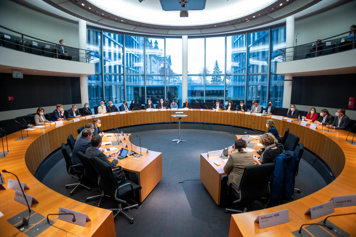 Übergabe des Vorsitzes vom Petitionsausschuss. Blick in den Saal. Übergabe des Vorsitzes vom Petitionsausschuss. Blick in den Saal.