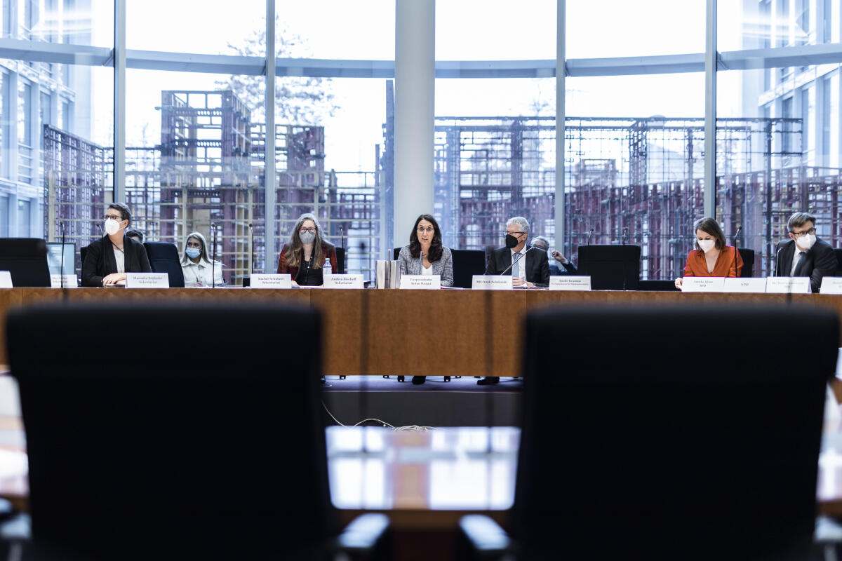 Bundestagsvizepräsidentin Aydan Özoğuz (m), SPD, MdB, konstituiert den Ausschuss für Arbeit und Soziales. Özoğuz, Aydan Bundestagsvizepräsidentin Aydan Özoğuz (m), SPD, MdB, konstituiert den Ausschuss für Arbeit und Soziales.