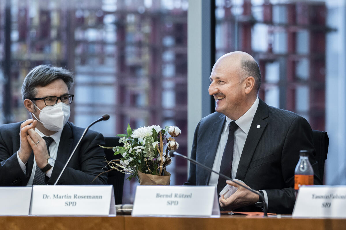 Vorsitzender des Ausschusses für Arbeit und Soziales ist Bernd Rützel (r), SPD, MdB. Rützel, Bernd Vorsitzender des Ausschusses für Arbeit und Soziales ist Bernd Rützel (r), SPD, MdB.