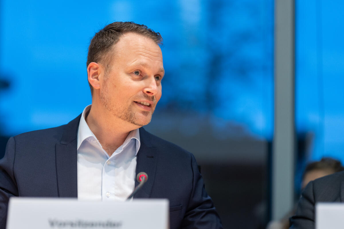 Vorsitzender des Ausschusses für Bildung, Forschung und Technikfolgenabschätzung ist Kai Gehring, Bündnis 90/Die Grünen, MdB. Gehring, Kai Vorsitzender des Ausschusses für Bildung, Forschung und Technikfolgenabschätzung ist Kai Gehring, Bündnis 90/Die Grünen, MdB.