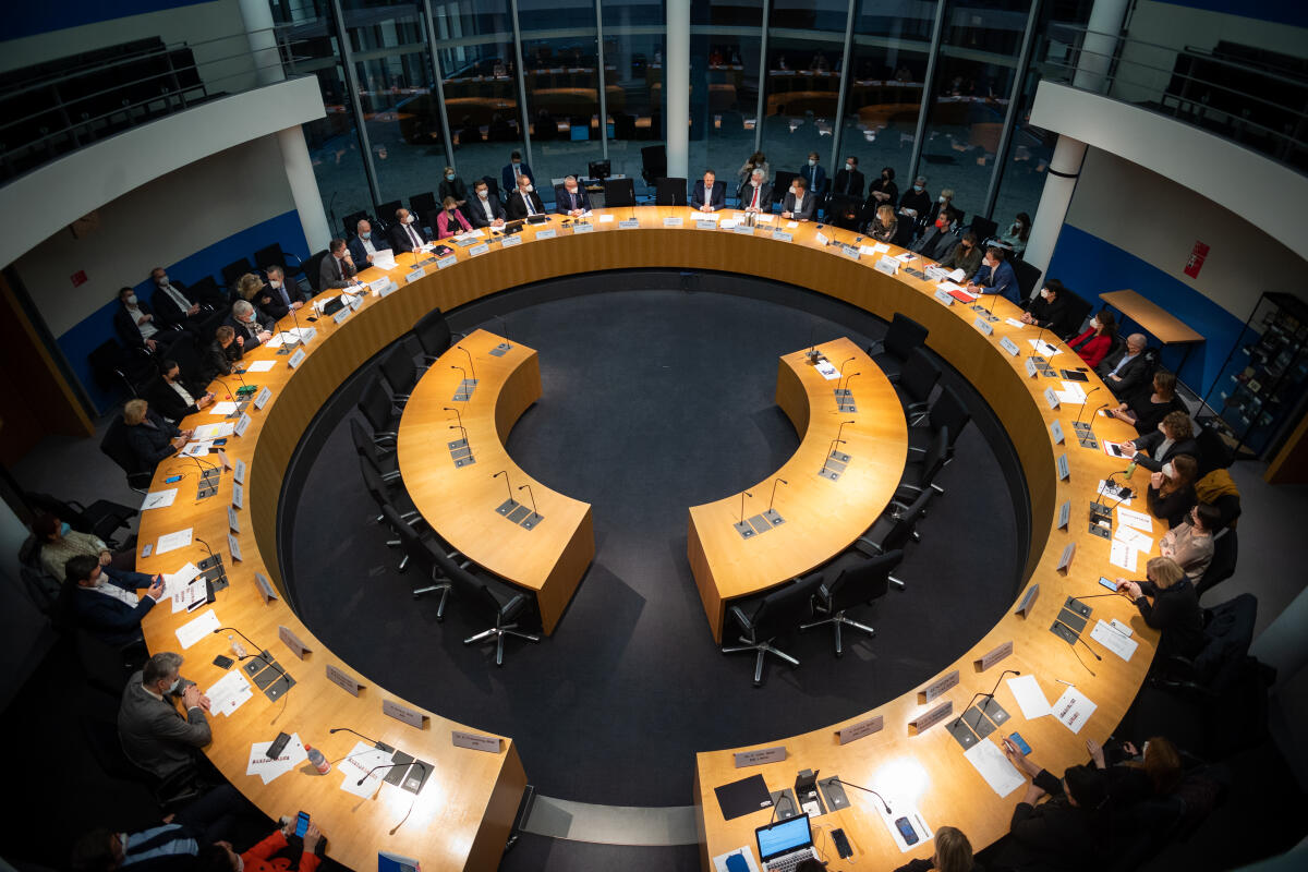 Der Ausschuss für Bildung, Forschung und Technikfolgenabschätzung konstituiert sich. Blick in den Saal. Der Ausschuss für Bildung, Forschung und Technikfolgenabschätzung konstituiert sich. Blick in den Saal.
