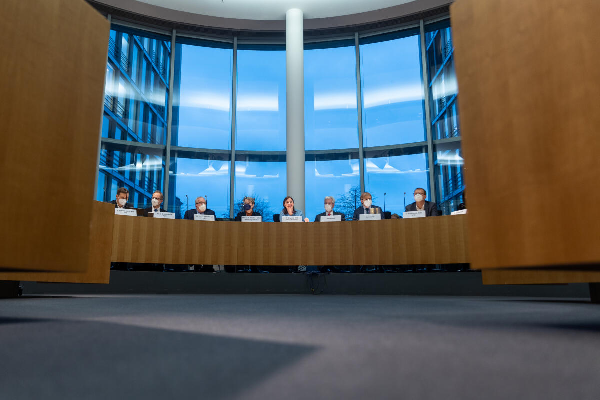 Bundestagsvizepräsidentin Yvonne Magwas (m), CDU/CSU, MdB, konstituiert den Ausschuss für Bildung, Forschung und Technikfolgenabschätzung. Magwas, Yvonne Bundestagsvizepräsidentin Yvonne Magwas (m), CDU/CSU, MdB, konstituiert den Ausschuss für Bildung, Forschung und Technikfolgenabschätzung.