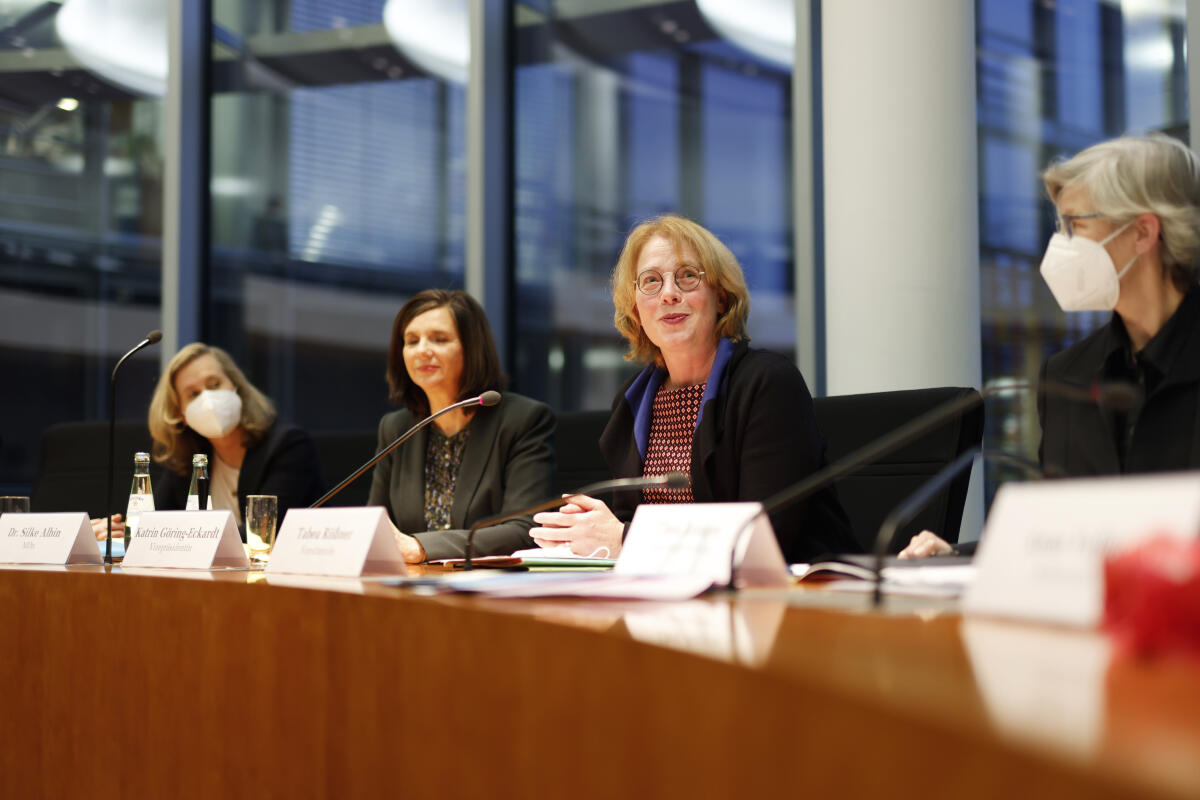 Bundestagsvizepräsidentin Katrin Göring-Eckhardt (2vl), Bündnis 90/Die Grünen, MdB, konstituiert den Ausschuss für Digitales. Vorsitzende ist Tabea Rößner (2vr), Bündnis 90/Die Grünen, MdB. Göring-Eckardt, Katrin; Rößner, Tabea Bundestagsvizepräsidentin Katrin Göring-Eckhardt (2vl), Bündnis 90/Die Grünen, MdB, konstituiert den Ausschuss für Digitales. Vorsitzende ist Tabea Rößner (2vr), Bündnis 90/Die Grünen, MdB.