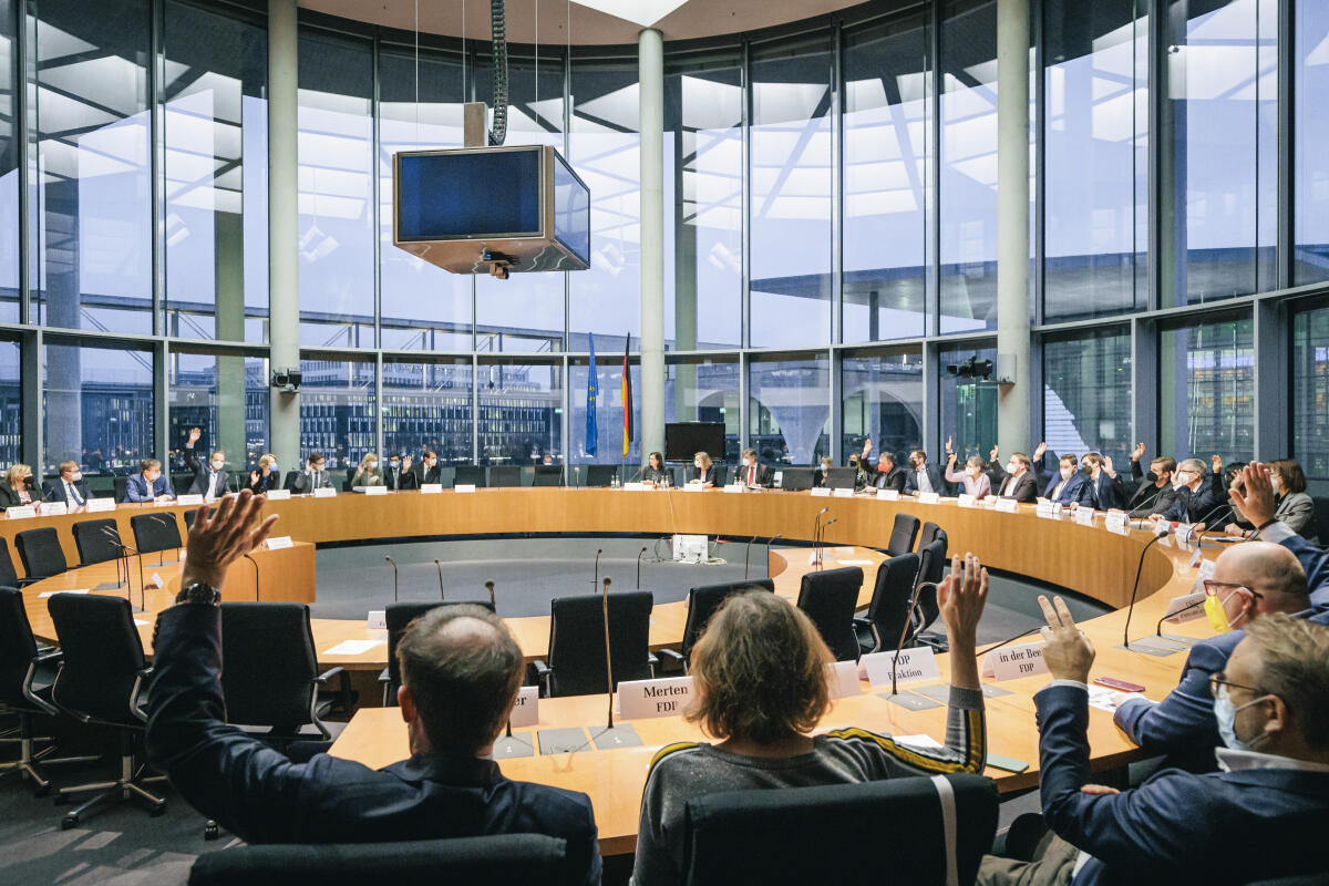 Die Mitglieder des Ausschusses für Klimaschutz und Energie stimmen durch Handzeichen bei der konstituierenden Sitzung ab. Die Mitglieder des Ausschusses für Klimaschutz und Energie stimmen durch Handzeichen bei der konstituierenden Sitzung ab.