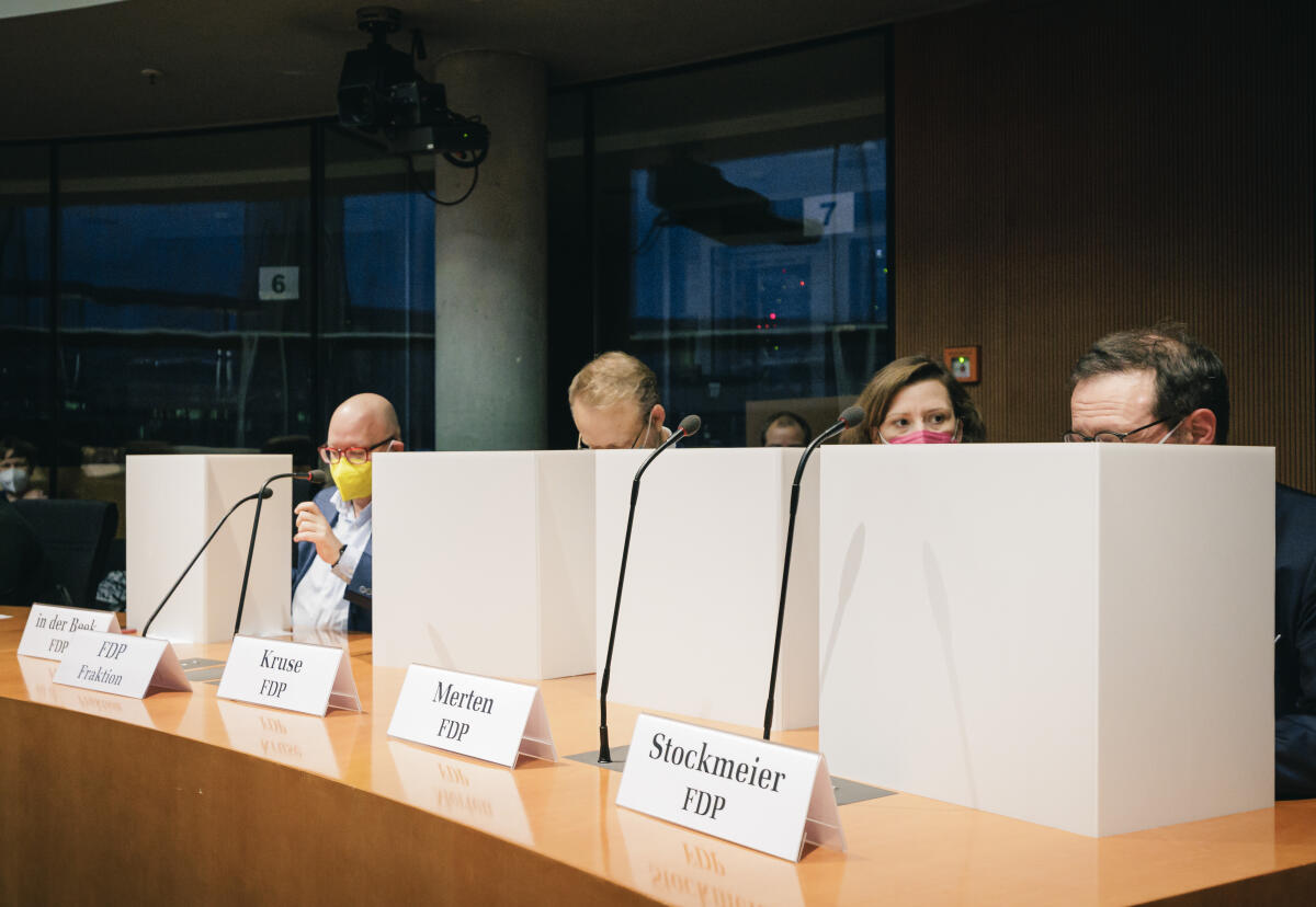 Die Mitglieder des Ausschusses für Klimaschutz und Energie wählen in einer geheimen Wahl den Ausschussvorsitzenden Klaus Ernst, Die Linke., MdB. Blick auf die Wahlkabinen. Die Mitglieder des Ausschusses für Klimaschutz und Energie wählen in einer geheimen Wahl den Ausschussvorsitzenden Klaus Ernst, Die Linke., MdB. Blick auf die Wahlkabinen.