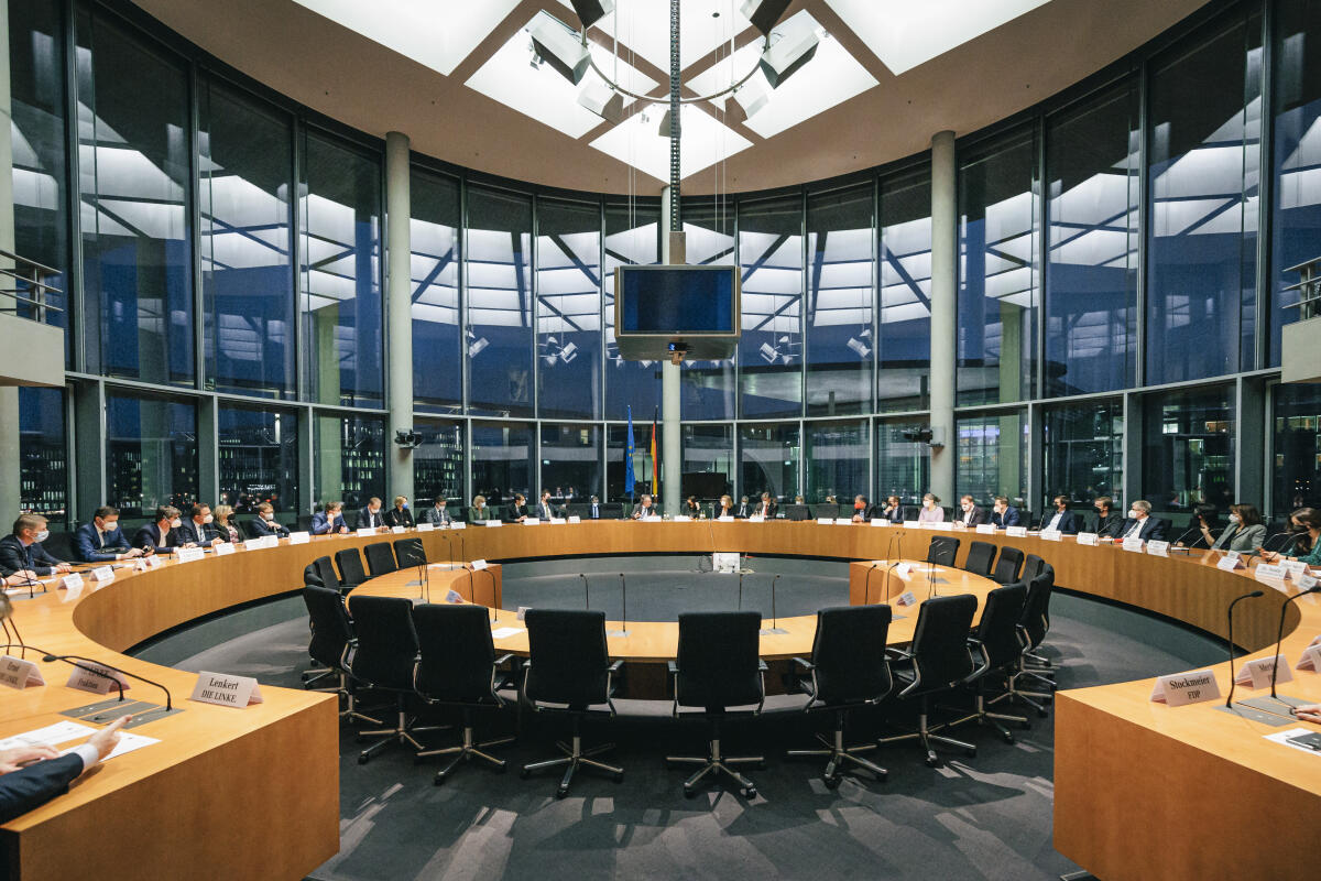 Der Ausschuss für Klimaschutz und Energie konstituiert sich. Blick in den Saal. Der Ausschuss für Klimaschutz und Energie konstituiert sich. Blick in den Saal.