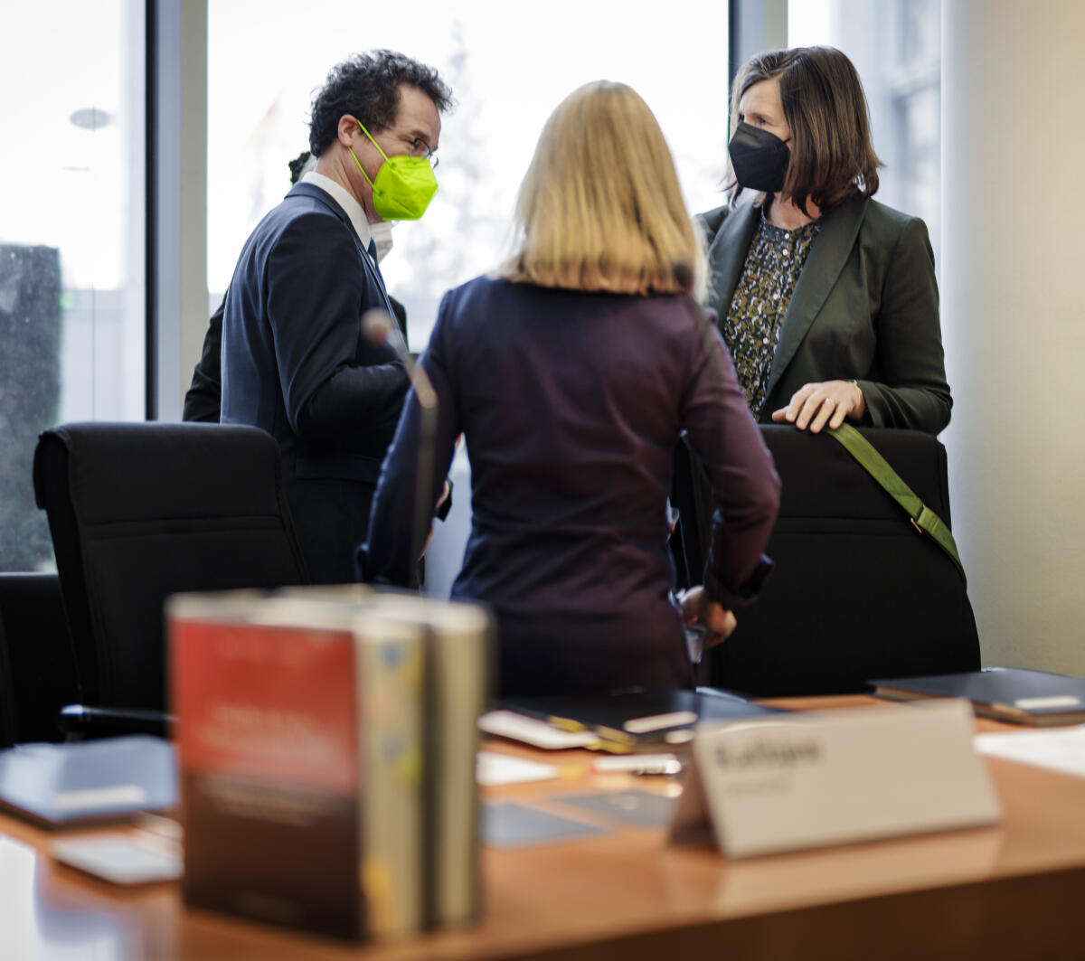 Bundestagsvizepräsidentin Katrin Göring-Eckhardt (r), Bündnis 90/Die Grünen, MdB, konstituiert den Ausschuss für Umwelt, Naturschutz, nukleare Sicherheit und Verbraucherschutz. Der Vorsitzende ist Harald Ebner (l), Bündnis 90/Die Grünen, MdB. Göring-Eckardt, Katrin; Ebner, Harald Bundestagsvizepräsidentin Katrin Göring-Eckhardt (r), Bündnis 90/Die Grünen, MdB, konstituiert den Ausschuss für Umwelt, Naturschutz, nukleare Sicherheit und Verbraucherschutz. Der Vorsitzende ist Harald Ebner (l), Bündnis 90/Die Grünen, MdB.