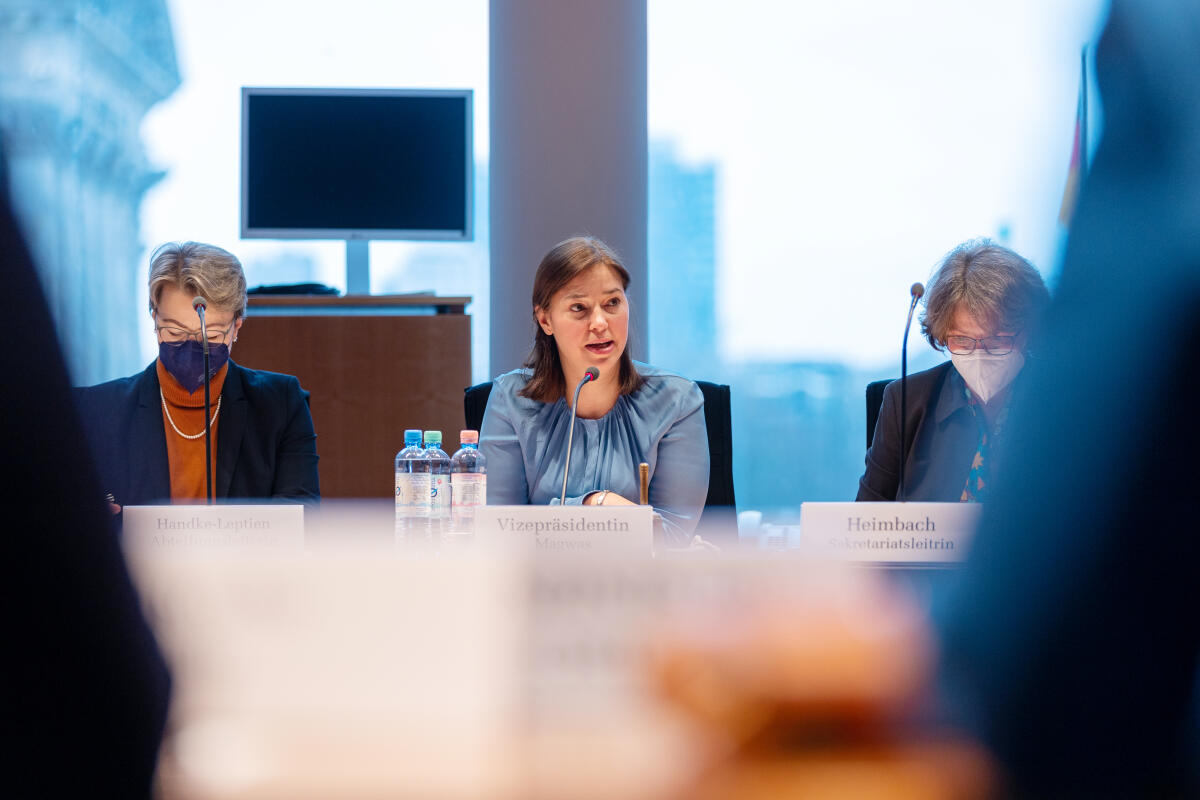 Bundestagsvizepräsidentin Yvonne Magwas (m), CDU/CSU, MdB, konstituiert den Ausschuss für Ernährung und Landwirtschaft. Magwas, Yvonne Bundestagsvizepräsidentin Yvonne Magwas (m), CDU/CSU, MdB, konstituiert den Ausschuss für Ernährung und Landwirtschaft.