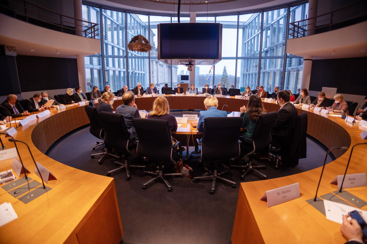 Der Ausschuss für Ernährung und Landwirtschaft konstituiert sich. Blick in den Saal. Der Ausschuss für Ernährung und Landwirtschaft konstituiert sich. Blick in den Saal.