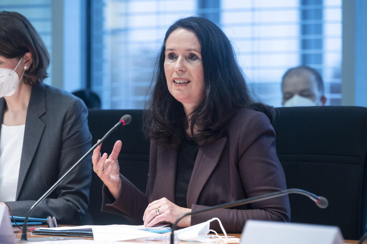Winkelmeier-Becker, Elisabeth Elisabeth Winkelmeier-Becker, CDU/CSU, MdB, ist Vorsitzende des Rechtsausschusses.