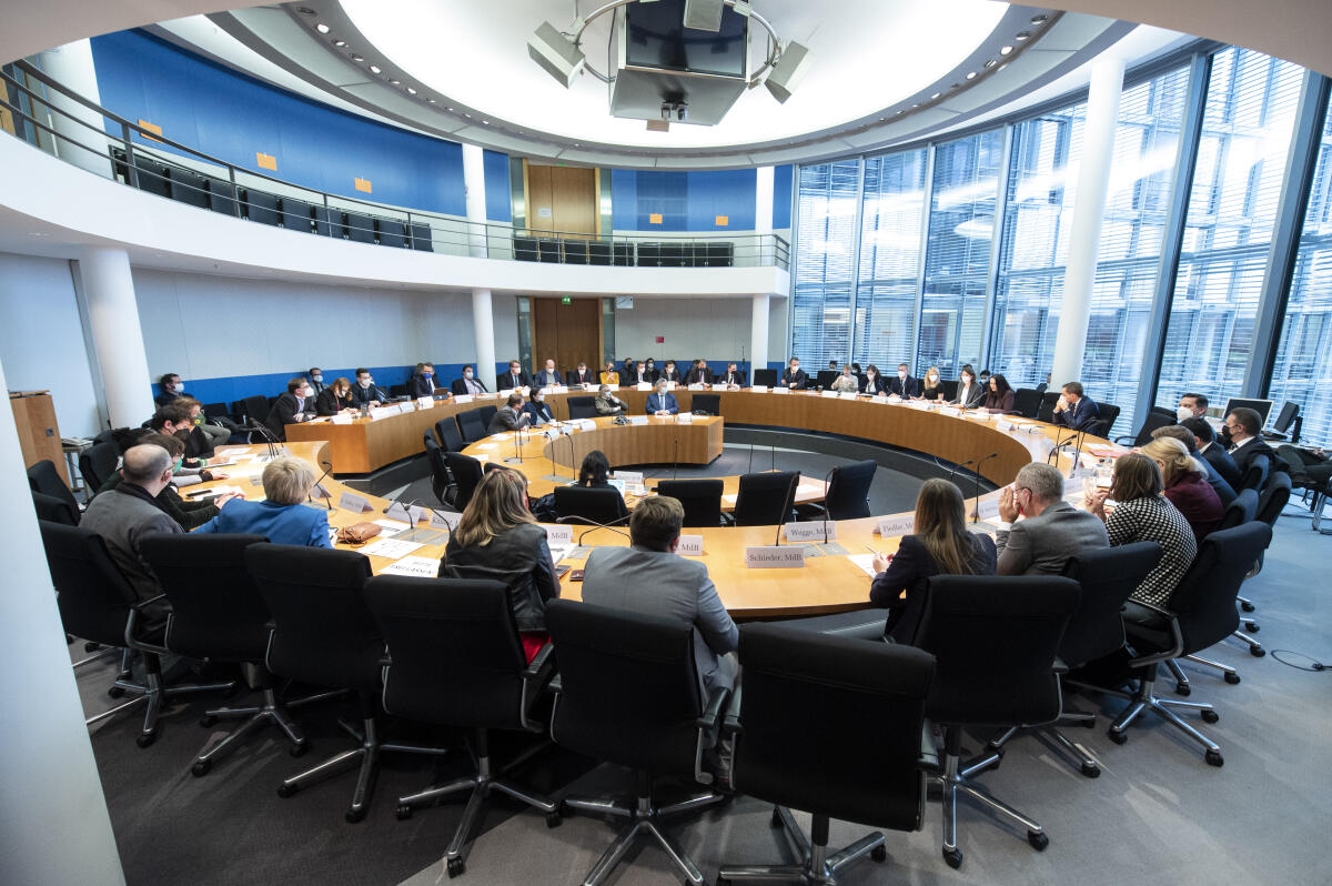  Der Rechtsausschuss konstituiert sich. Blick in den Saal.