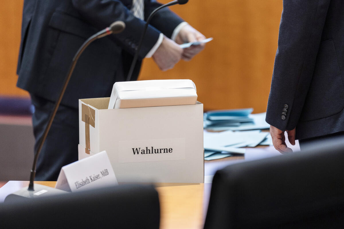Der Ausschuss für Familie, Senioren, Frauen und Jugend konstituiert sich und wählt die Vorsitzende. Blick auf die Wahlurne. Der Ausschuss für Familie, Senioren, Frauen und Jugend konstituiert sich und wählt die Vorsitzende. Blick auf die Wahlurne.