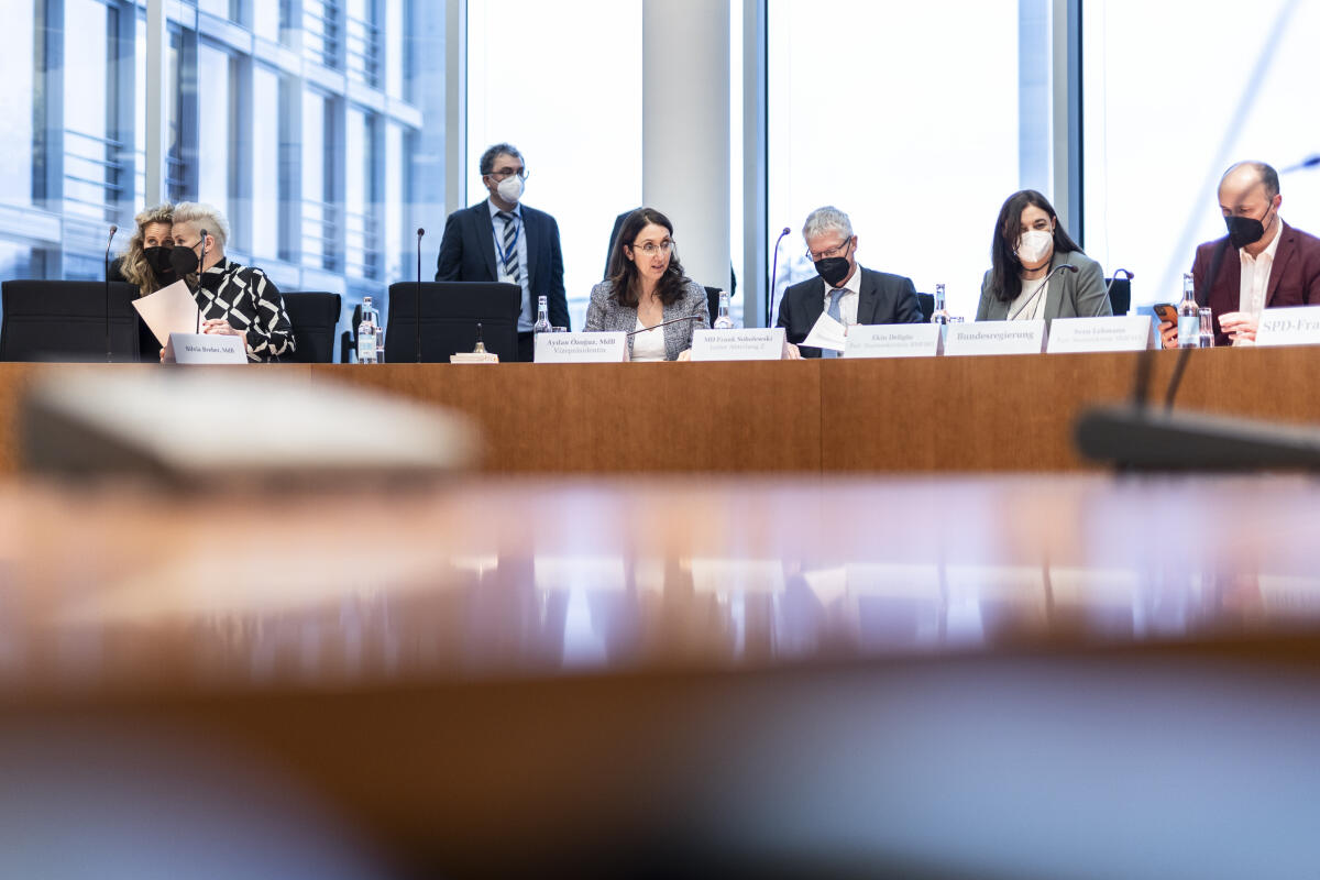 Bundestagsvizepräsidentin Aydan Özoğuz (m), SPD, MdB, konstituiert den Ausschuss für Familie, Senioren, Frauen und Jugend. Özoğuz, Aydan Bundestagsvizepräsidentin Aydan Özoğuz (m), SPD, MdB, konstituiert den Ausschuss für Familie, Senioren, Frauen und Jugend.