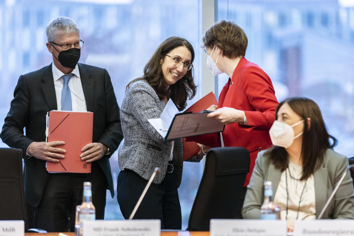 Özoğuz, Aydan; Bahr, Ulrike Bundestagsvizepräsidentin Aydan Özoğuz (2vl), SPD, MdB, konstituiert den Ausschuss für Familie, Senioren, Frauen und Jugend. Vorsitzende ist Ulrike Bahr (2vr), SPD, MdB.