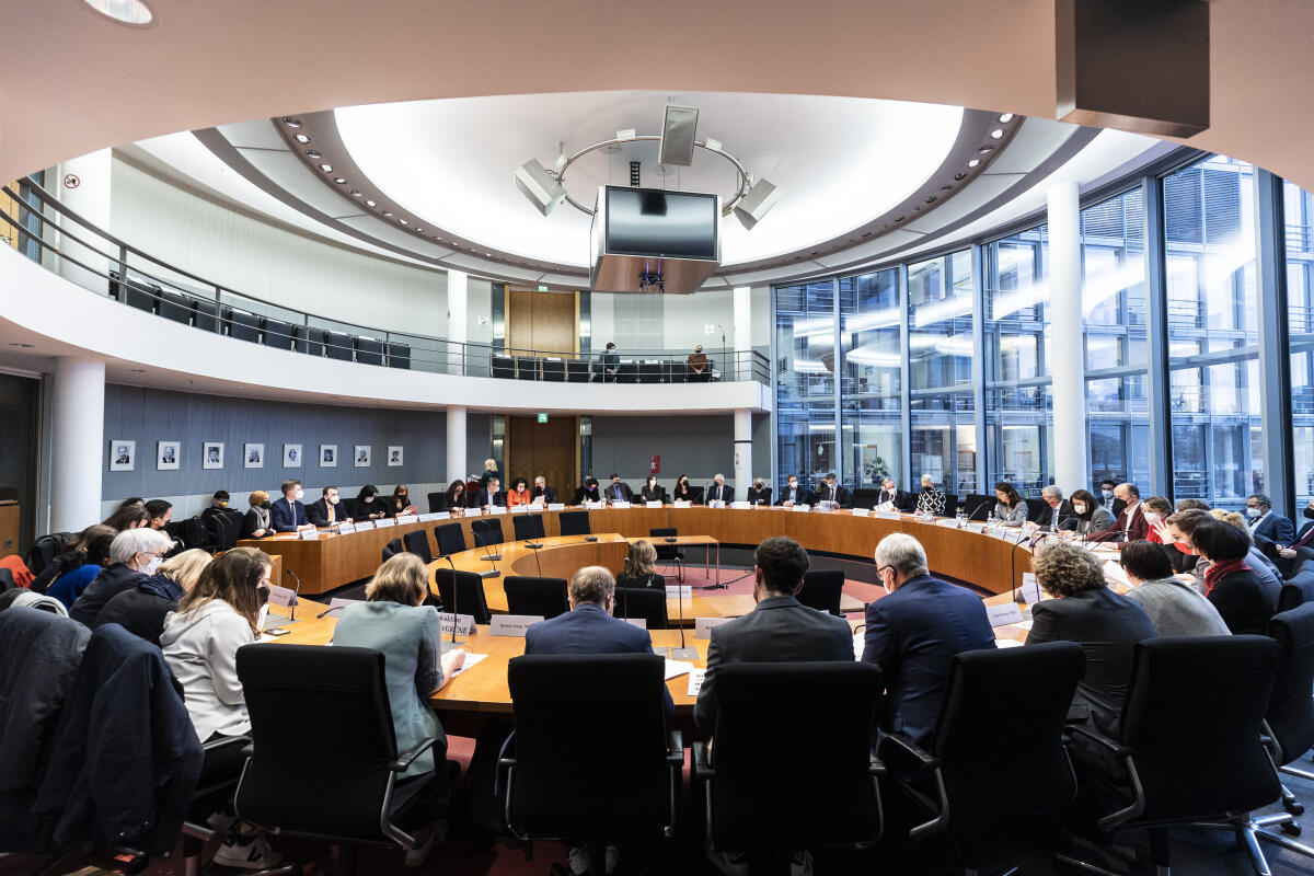 Der Ausschuss für Familie, Senioren, Frauen und Jugend konstituiert sich. Blick in den Saal. Der Ausschuss für Familie, Senioren, Frauen und Jugend konstituiert sich. Blick in den Saal.