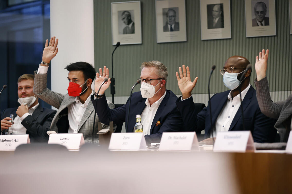 Die Mitglieder des Finanzausschusses stimmen bei der konstituierenden Sitzung durch Handzeichen ab. Die Mitglieder des Finanzausschusses stimmen bei der konstituierenden Sitzung durch Handzeichen ab.