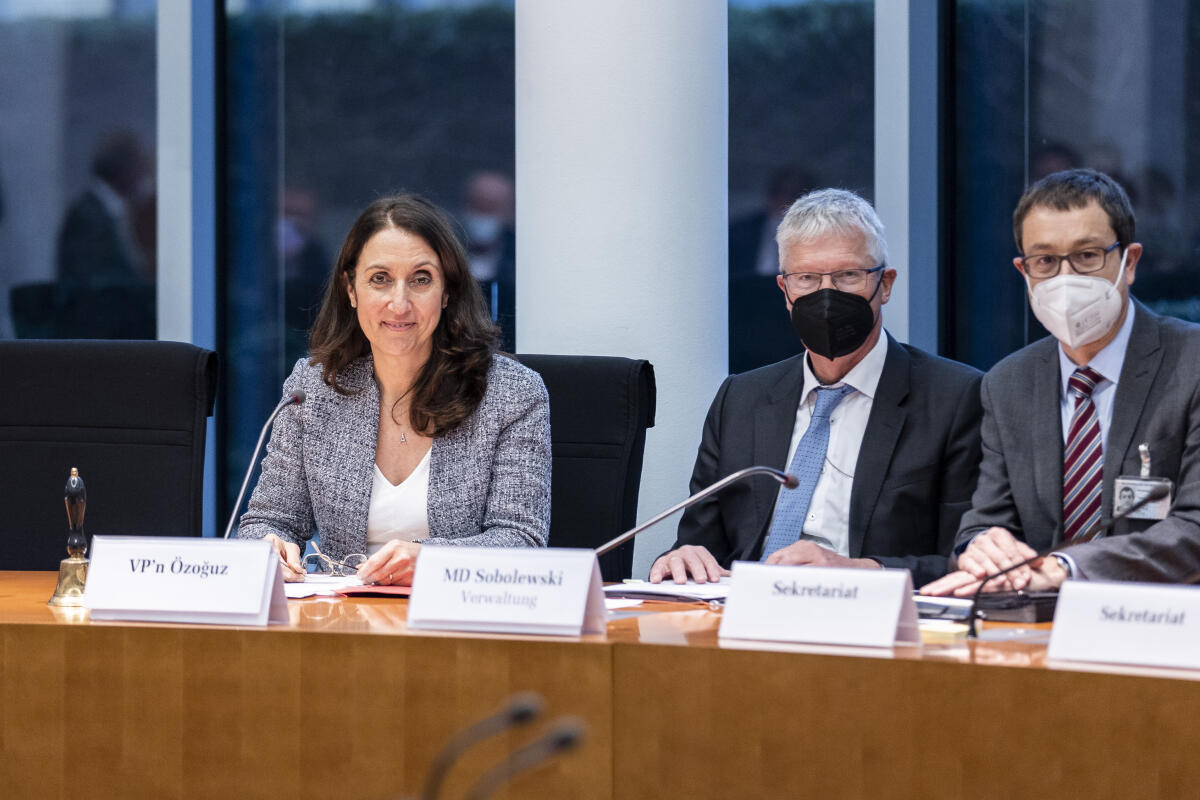 Bundestagsvizepräsidentin Aydan Özoğuz (l), SPD, MdB, konstituiert den Finanzausschuss. Rainer, Alois; Özoğuz, Aydan Bundestagsvizepräsidentin Aydan Özoğuz (l), SPD, MdB, konstituiert den Finanzausschuss.