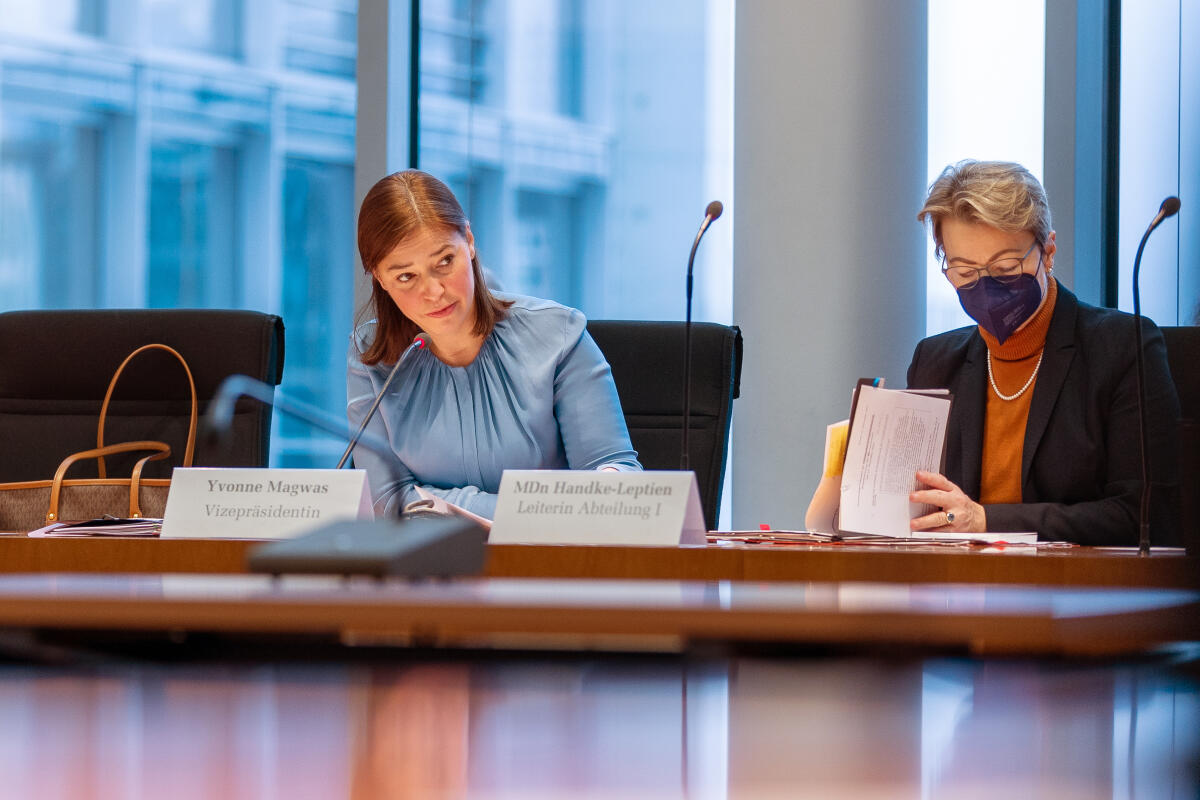 Magwas, Yvonne Bundestagsvizepräsidentin Yvonne Magwas (l), CDU/CSU, MdB, konstituiert den Ausschuss für Kultur und Medien.