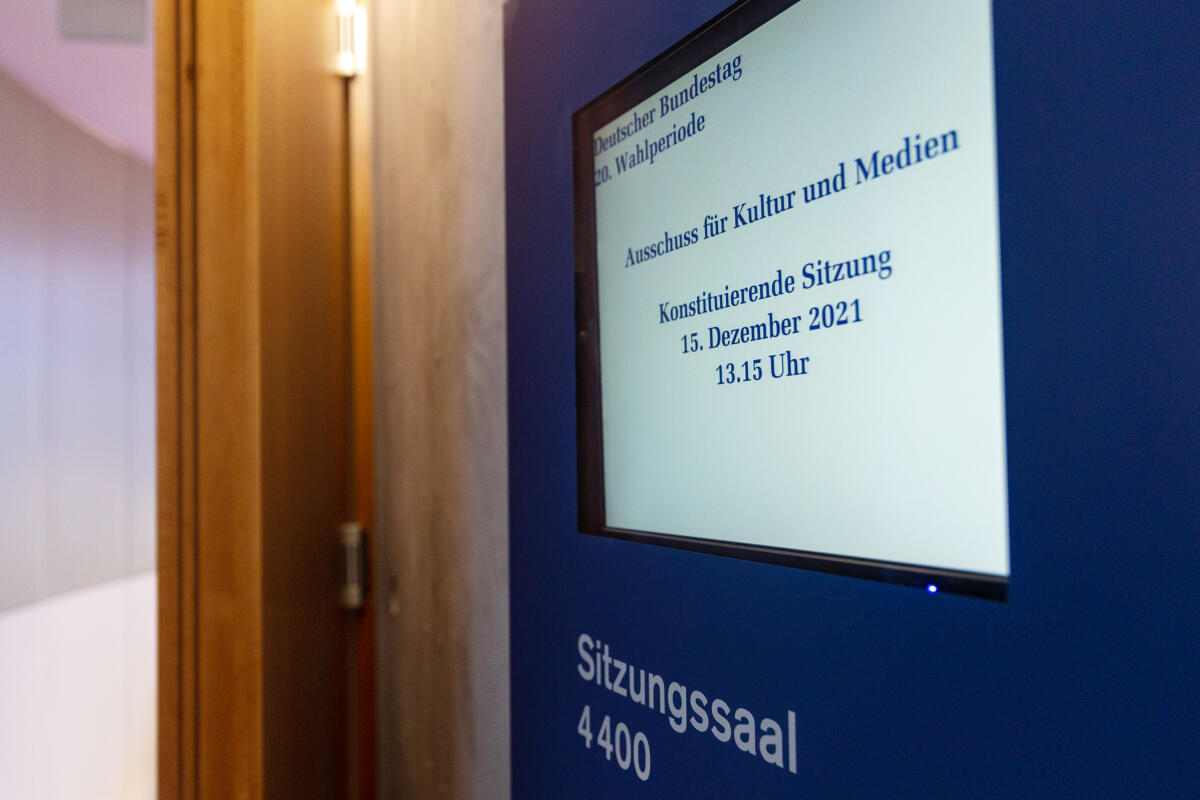 Der Ausschuss für Kultur und Medien konstituiert sich im Paul-Löbe-Haus, Sitzungssaal 4.400. Blick auf die digitale Anzeige des Sitzungssaals. Der Ausschuss für Kultur und Medien konstituiert sich im Paul-Löbe-Haus, Sitzungssaal 4.400. Blick auf die digitale Anzeige des Sitzungssaals.