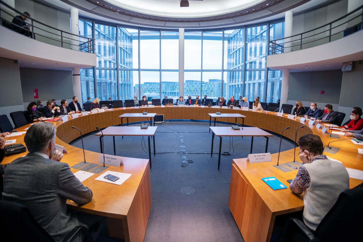  Der Ausschuss für Kultur und Medien konstituiert sich. Blick in den Saal.