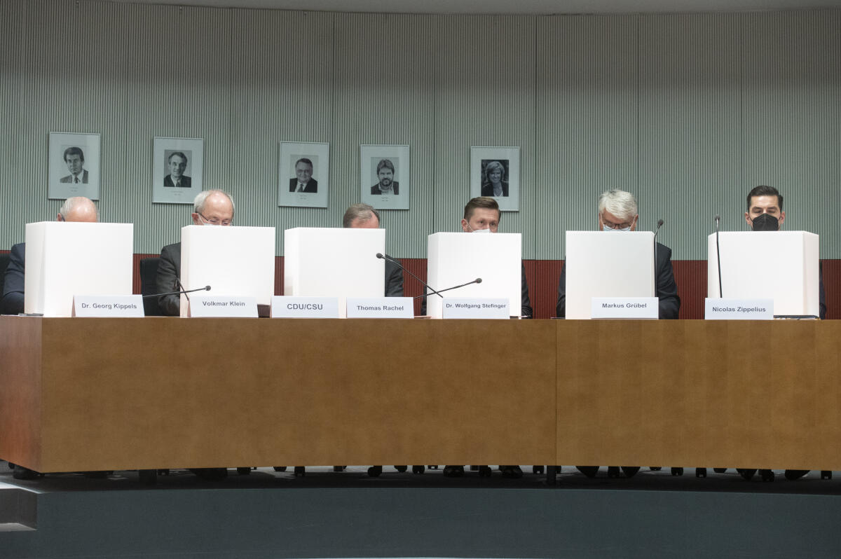 Die Mitglieder des Ausschusses für wirtschaftliche Zusammenarbeit und Entwicklung stimmen in geheimer Wahl über den Wahlvorschlag der AfD-Fraktion zum Ausschussvorsitz ab. Blick auf die Wahlkabinen. Die Mitglieder des Ausschusses für wirtschaftliche Zusammenarbeit und Entwicklung stimmen in geheimer Wahl über den Wahlvorschlag der AfD-Fraktion zum Ausschussvorsitz ab. Blick auf die Wahlkabinen.